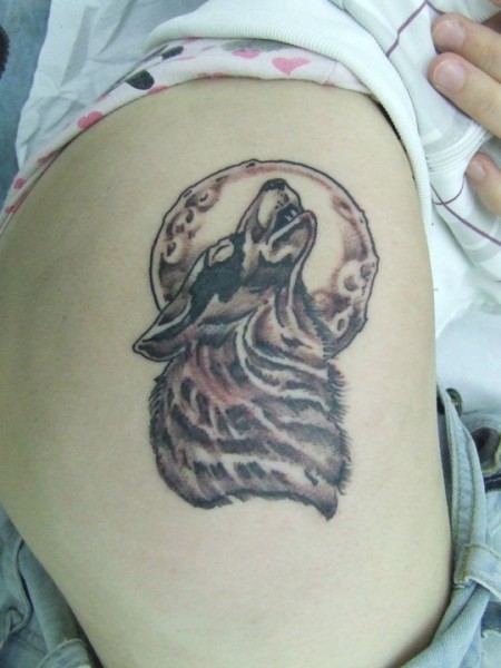 Tattoo de un lobo aullando a la luna