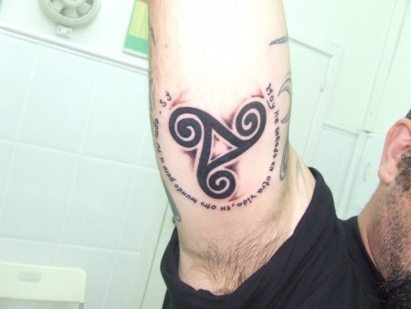Tatuaje de un simbolo celta en el codo