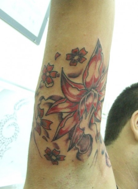 Tatuaje de varias flores en el brazo