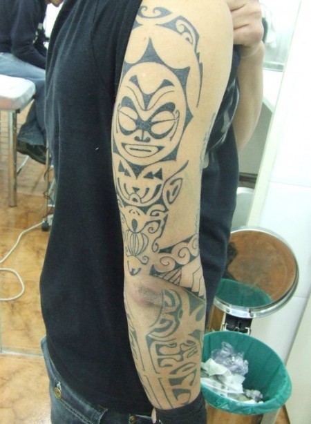 Tatuaje maori en el brazo