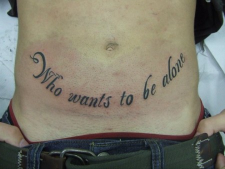 Tatuaje de una frase en la barriga
