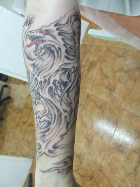 Tatuaje de un ave fénix de llamas