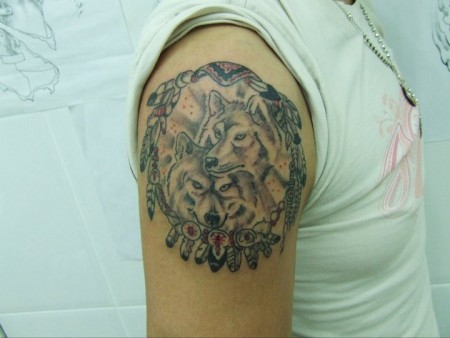 Tatuaje de dos lobos en el brazo