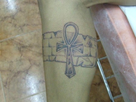 Tatuaje de una cruz egipcia o cruz ansada