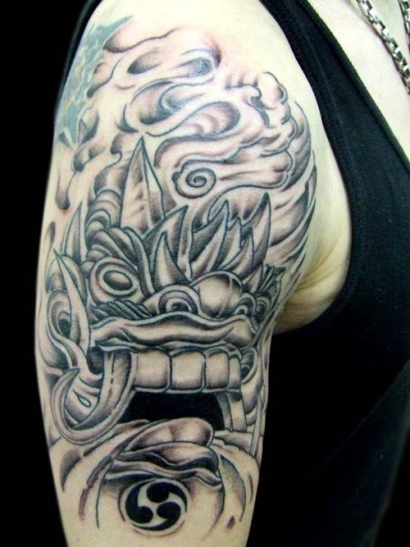 Tatuaje de un monstruo de grandes colmillos