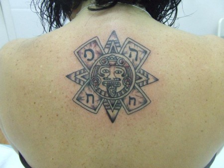 Tatuaje de un sol maya en la espalda