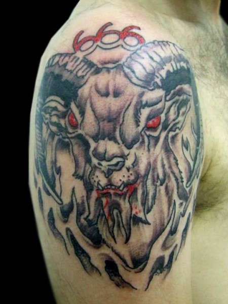 Tatuaje del diablo encarnado en un carnero