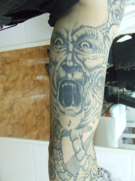 Tatuaje de un monstruo babeante
