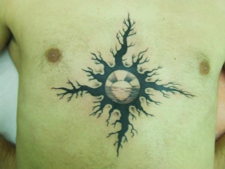 Tatuaje de un amanecer en el mar dentro de un sol hecho de ramas