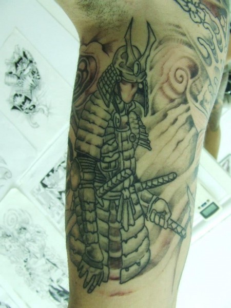Tatuaje de un samurai en la parte inferior del brazo
