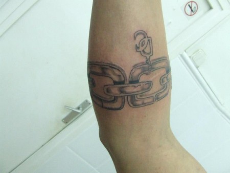 Tatuaje de un brazalete con forma de cadena