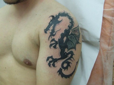 Tatuaje de un dragon en blanco y negro