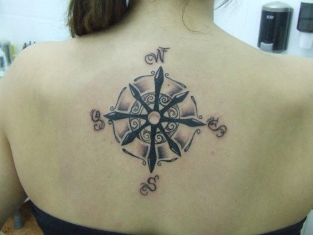 Tatuaje de los puntos cardinales  en la espalda de una mujer