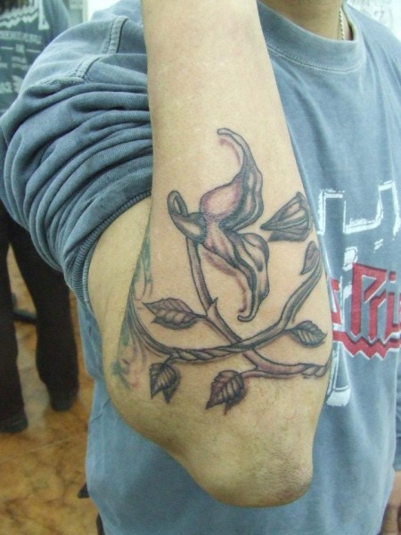 Tatuaje de un brazalete en el antebrazo hecho con plantas