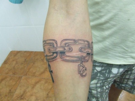 Tatuaje de unas cadenas como brazalete