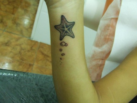 Tatuaje de una estrella de mar en la muñeca