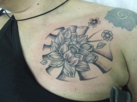 Tatuaje de una flor en el pecho