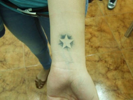 Tatuaje de una estrella en la muñeca