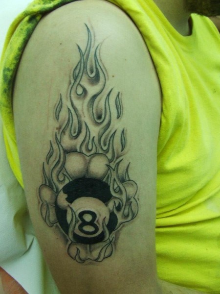 Tatuaje de una bola de billar en llamas