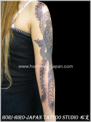 Tatuaje de un ave fénix en el brazo de una mujer