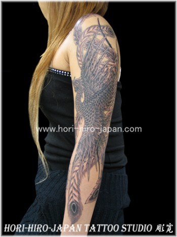 Tatuaje de ave fénix en el brazo.