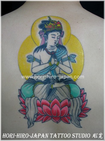 tatuaje de un dios budista meditando