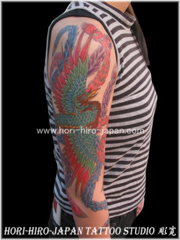 Tatuaje de un fénix en el brazo de una mujer