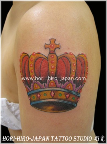 Tatuaje de corona en el brazo