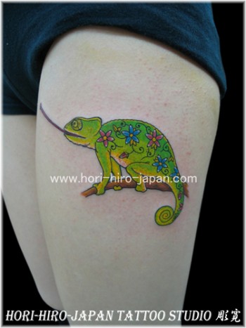 Tatuaje de un camaleón para la pierna