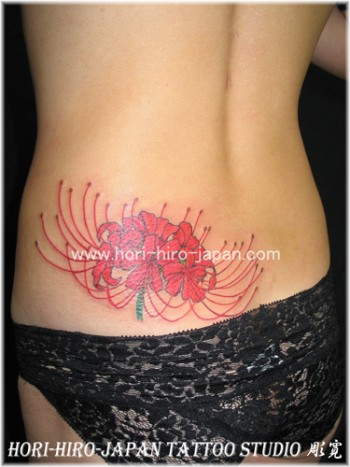 Tatuaje para mujeres, flor en la cadera
