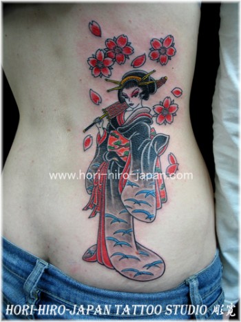 Tatuaje de una geisha con flores y pétalos