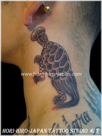 Tatuaje de tortuga en el cuello.