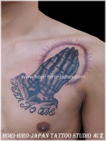 Tatuaje de unas manos esqueléticas rezando