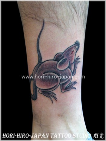 Tatuaje de una rata en el tobillo