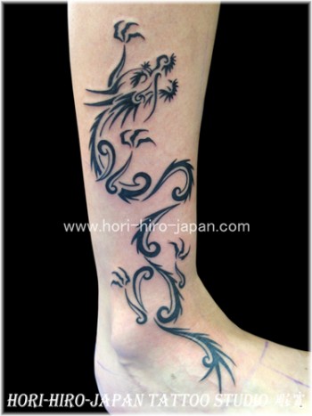 Tattoo de dragon tribal en el tobillo.