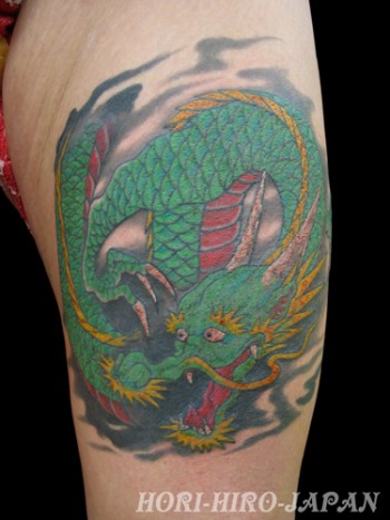 Tatuaje de un dragón a color