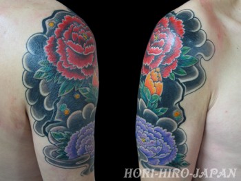 Tatuaje japonés de unas flores en el brazo