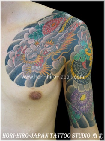 Tatuaje de un dragón japonés a color en el brazo