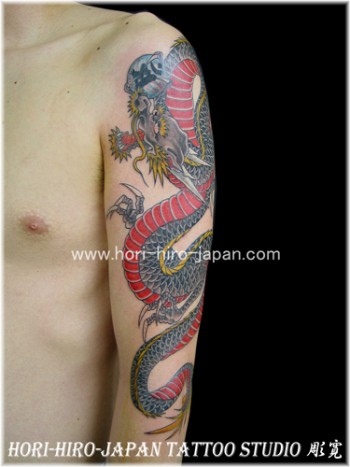 Tatuaje de un dragon en el brazo