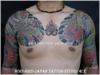 Tatuaje japonés de chaleco. Unos dragones