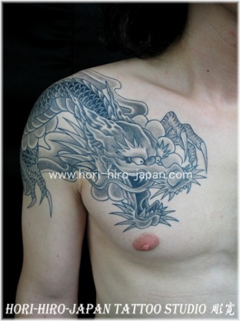 Tatuaje de un dragon que va hacia el pecho - Tatuajes de ...