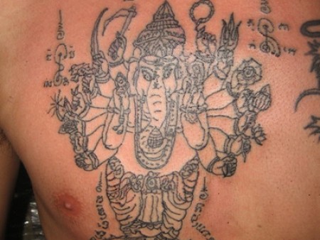 Tatuaje de Ganesha, hecho con bambú