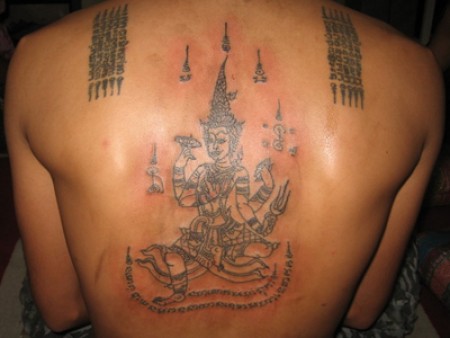 Tatuaje Sak Yant tailandés en la espalda