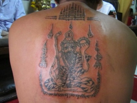Tatuaje Sak Yant en la espalda
