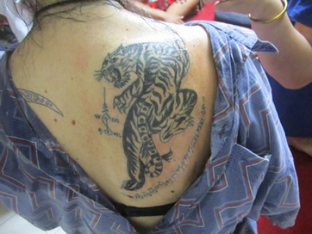 Tatuaje tigre tradicional Sak Yant