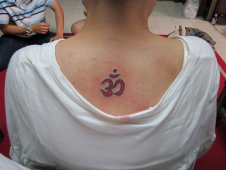 Tatuaje de un Om en la espalda