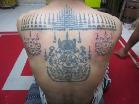Tatuaje tradicional Tailandés hecho con Bambú