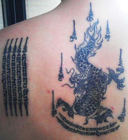Tatuaje tradicional Sak Yant de un dragón