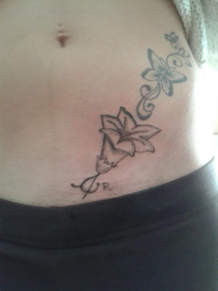 Tatuajes de unas flores en la barriga