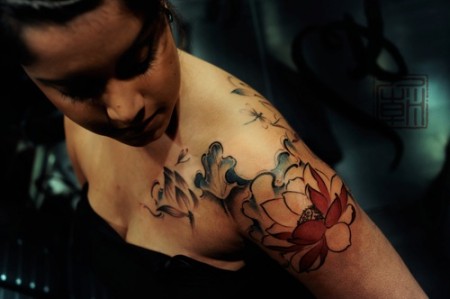 Tatuaje de flor de loto en el hombro de una chica